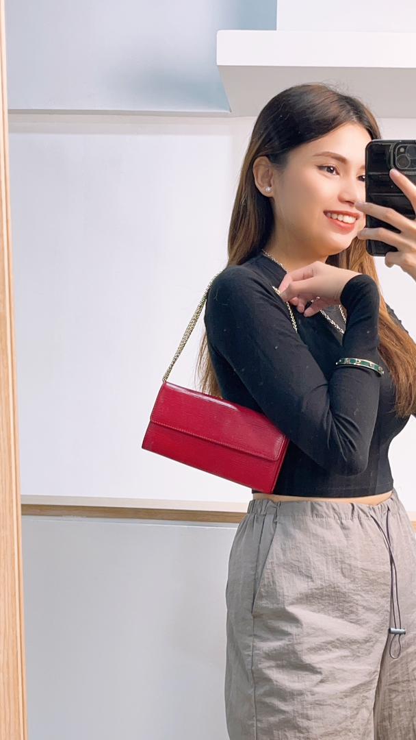 LV Red Epi Sarah Wallet