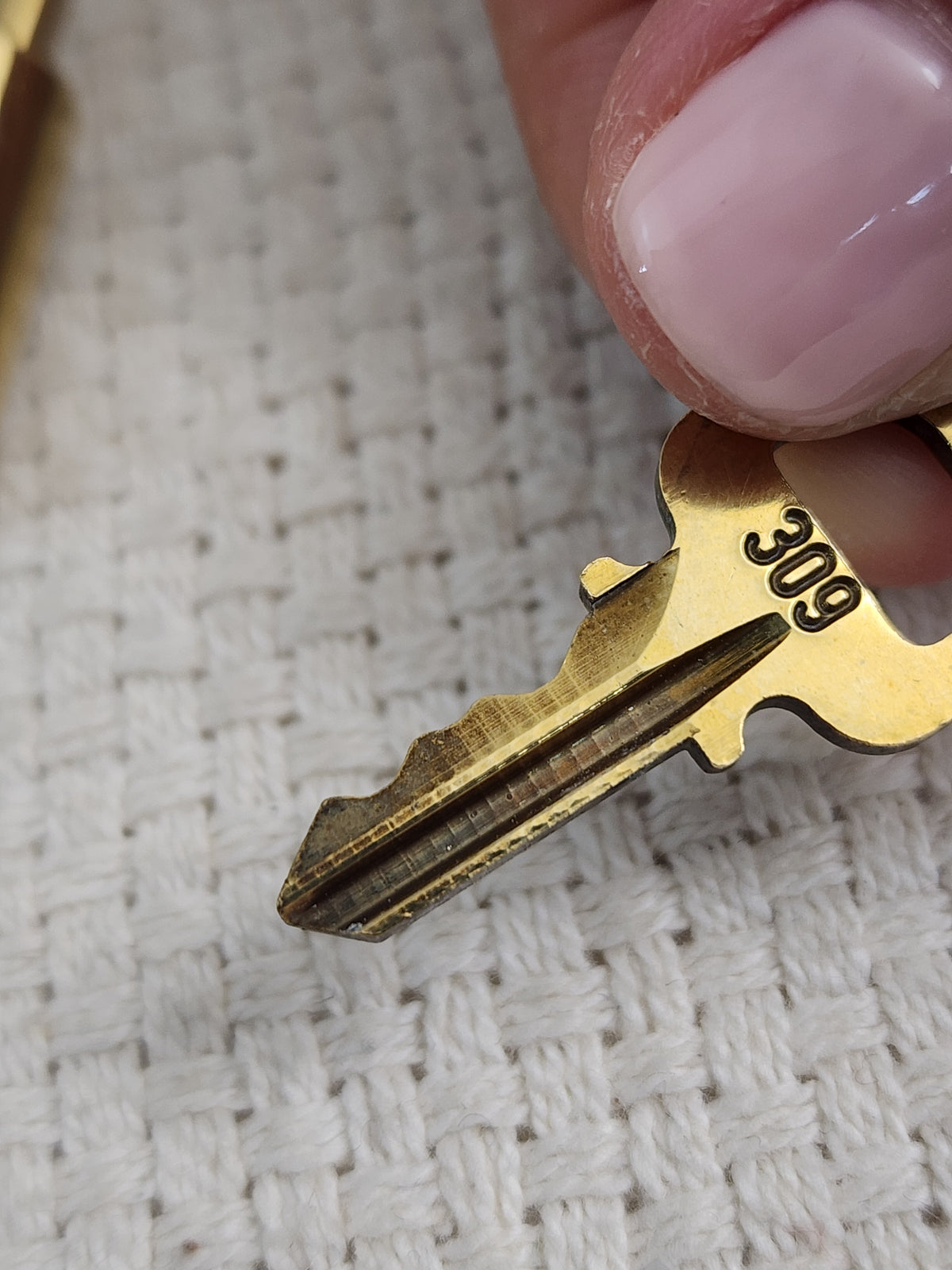 VSA0146 / VSA0145 Gold Padlock Key