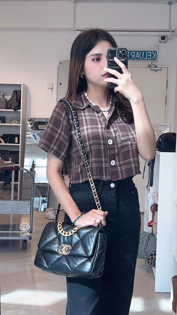 Chanel Black Lambskin Small 19 (GHW)