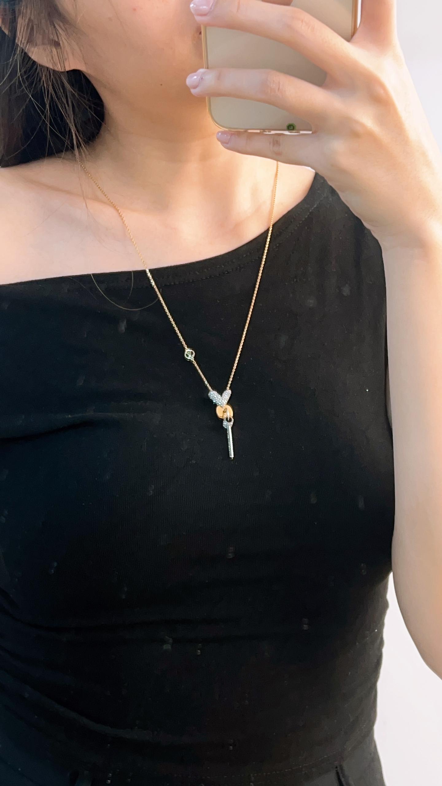 LV Essential V Strass Necklace