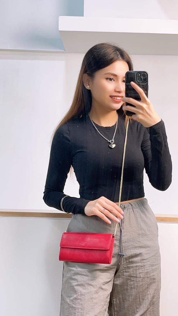 LV Red Epi Sarah Wallet