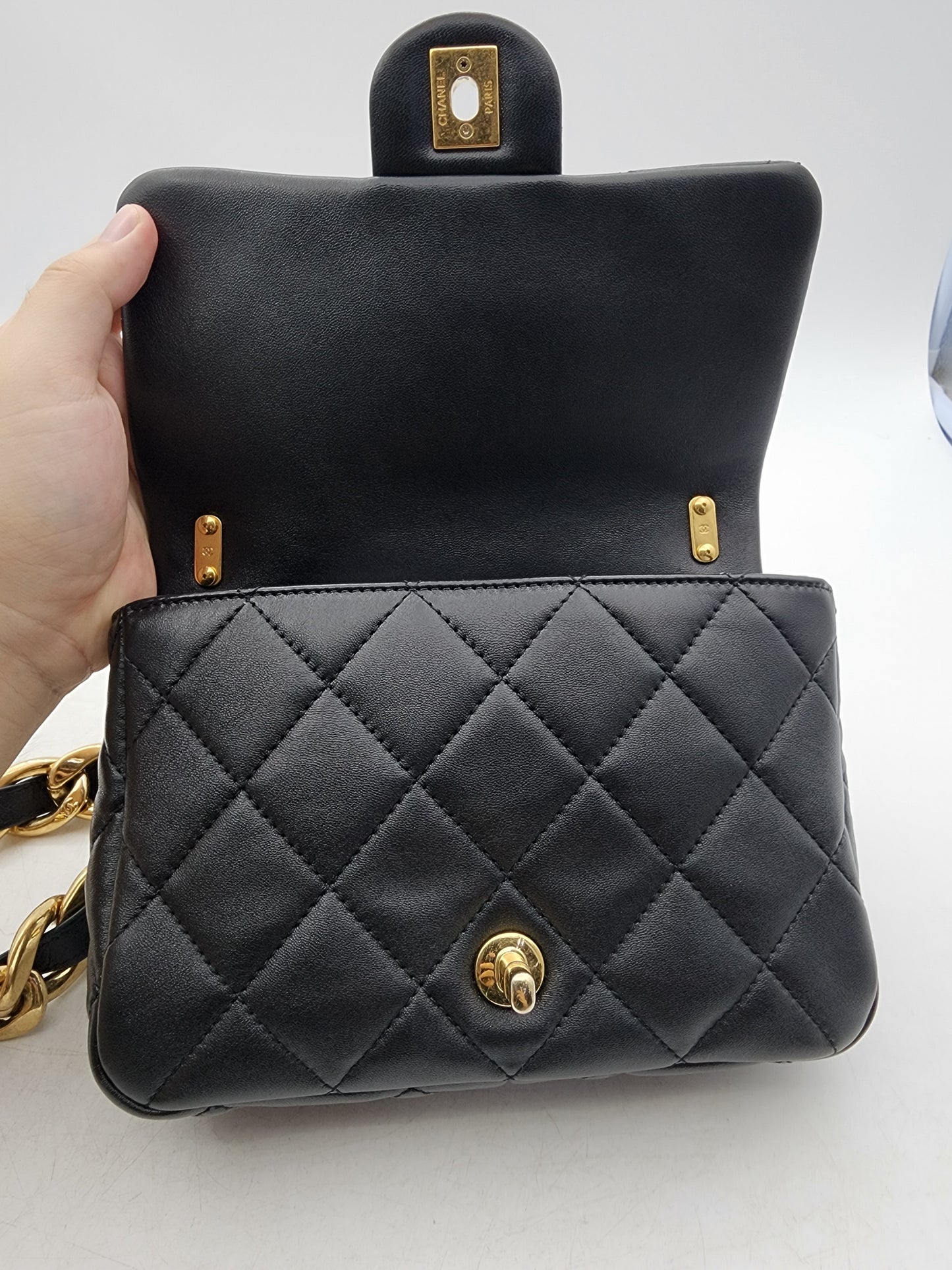 Chanel Black Lambskin 22S Chunky Chain 21cm Flap (GHW)
