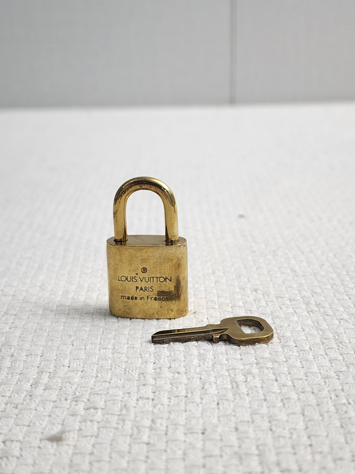 VSA0146 / VSA0145 Gold Padlock Key