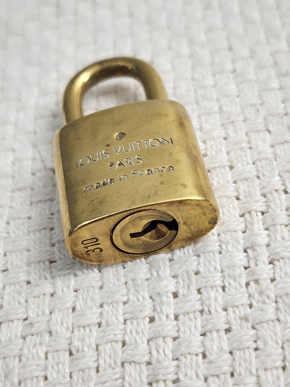 VSA0146 / VSA0145 Gold Padlock Key