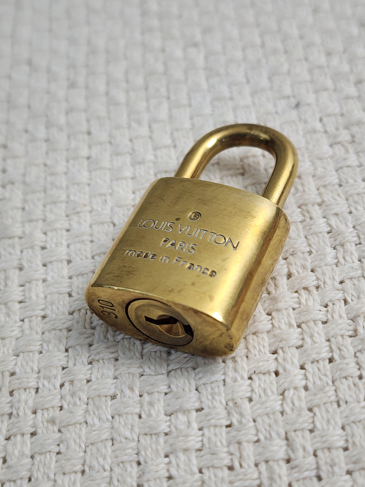 VSA0146 / VSA0145 Gold Padlock Key