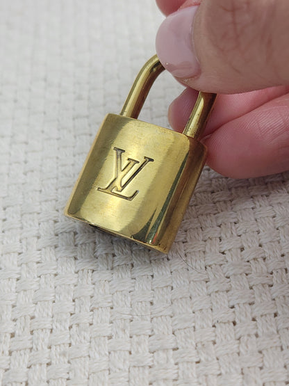 VSA0146 / VSA0145 Gold Padlock Key
