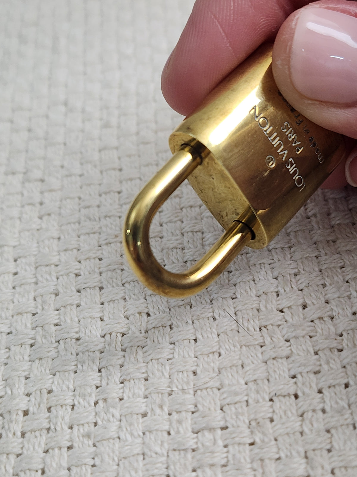 VSA0146 / VSA0145 Gold Padlock Key