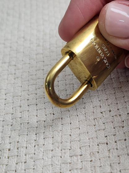 VSA0146 / VSA0145 Gold Padlock Key