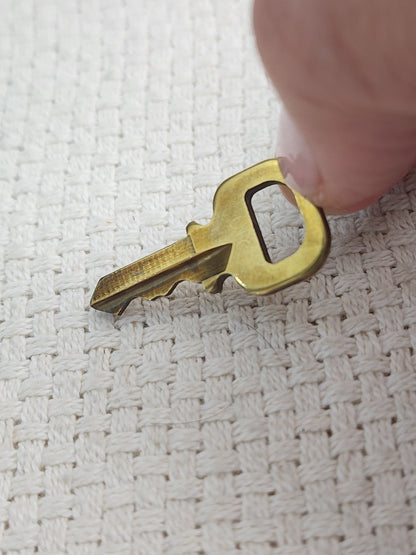 VSA0146 / VSA0145 Gold Padlock Key
