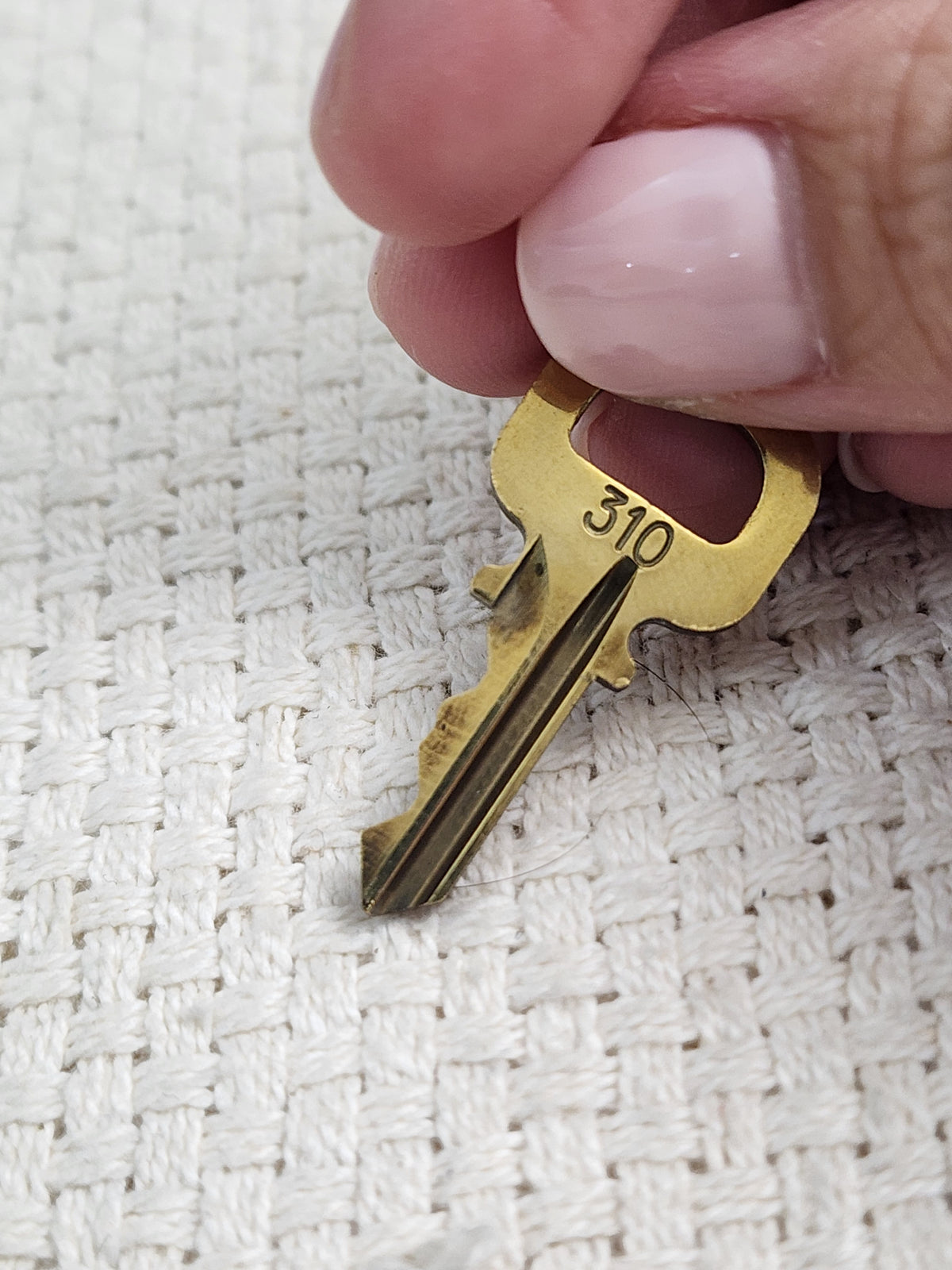 VSA0146 / VSA0145 Gold Padlock Key