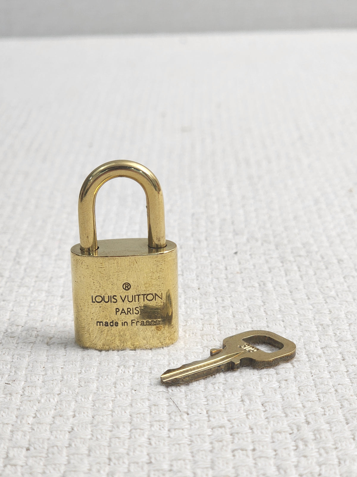 VSA0146 / VSA0145 Gold Padlock Key