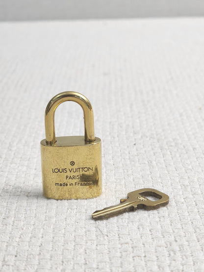 VSA0146 / VSA0145 Gold Padlock Key