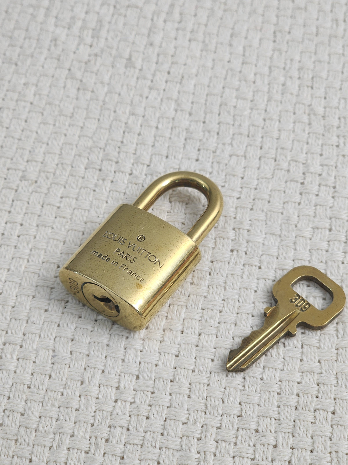 VSA0146 / VSA0145 Gold Padlock Key
