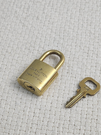 VSA0146 / VSA0145 Gold Padlock Key