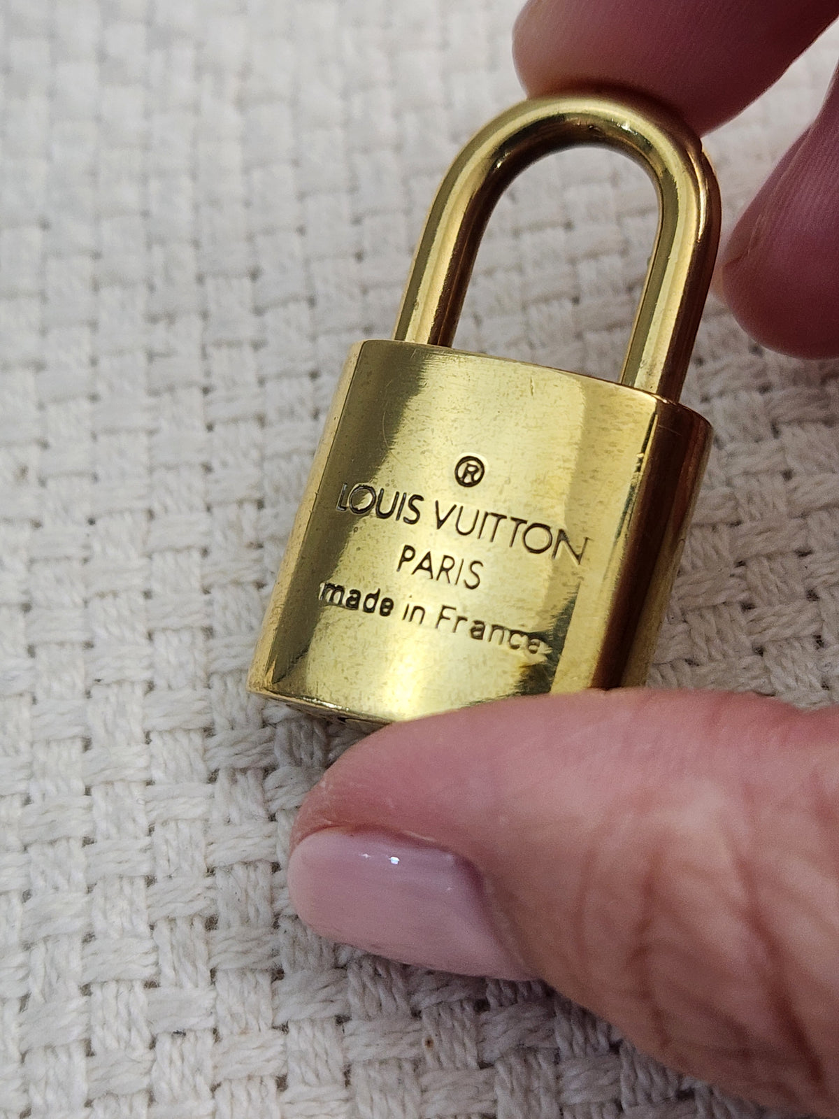 VSA0146 / VSA0145 Gold Padlock Key