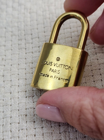 VSA0146 / VSA0145 Gold Padlock Key