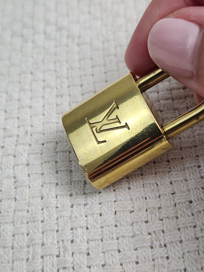 VSA0146 / VSA0145 Gold Padlock Key