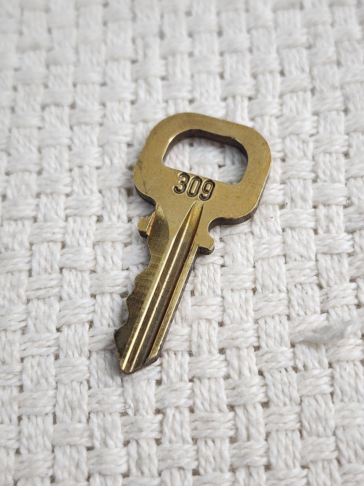 VSA0146 / VSA0145 Gold Padlock Key