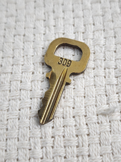 VSA0146 / VSA0145 Gold Padlock Key