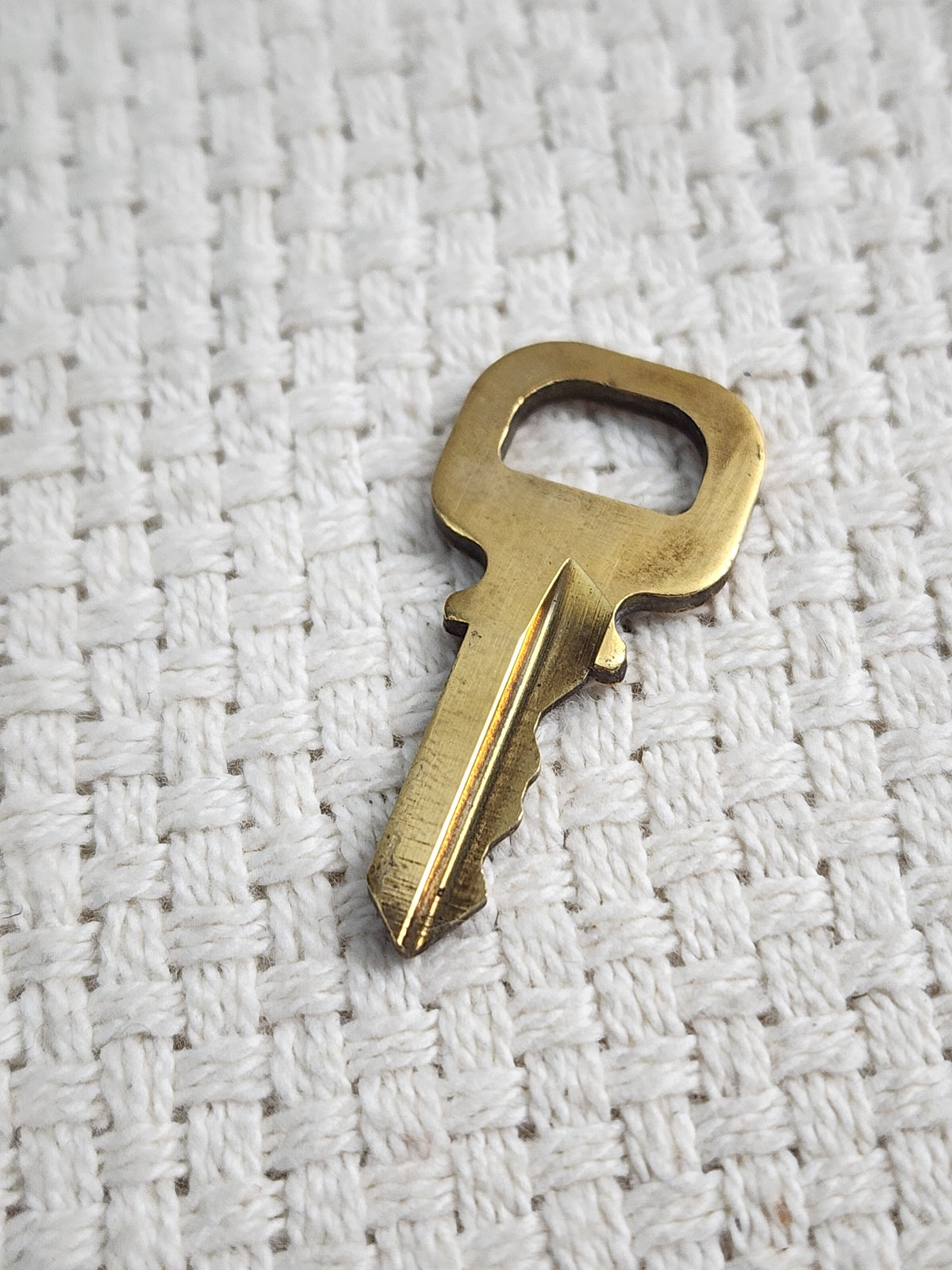 VSA0146 / VSA0145 Gold Padlock Key