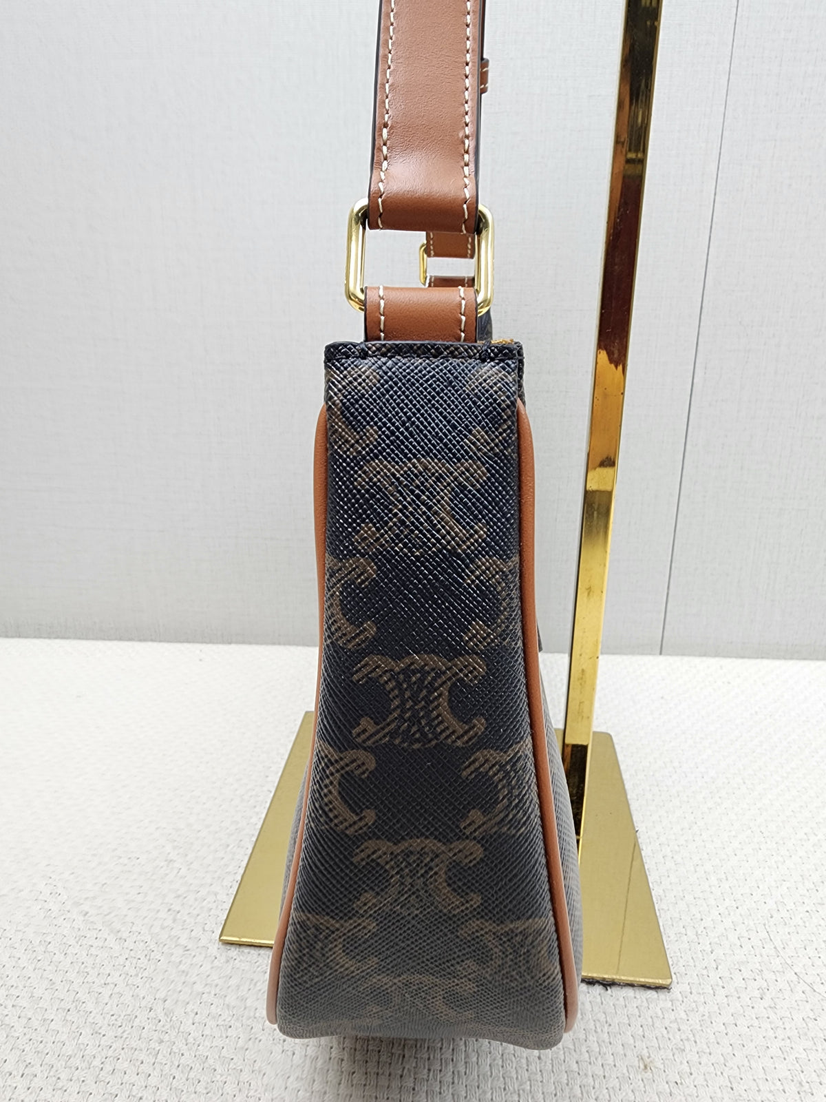 Celine Triomphe Medium Ava