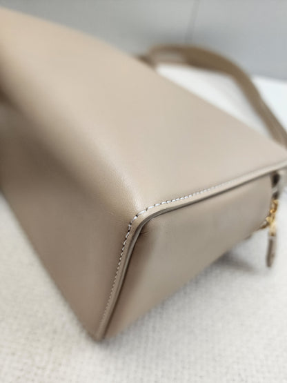 Loro Piana Linen Calf Creamed Honey Extra Pocket L27