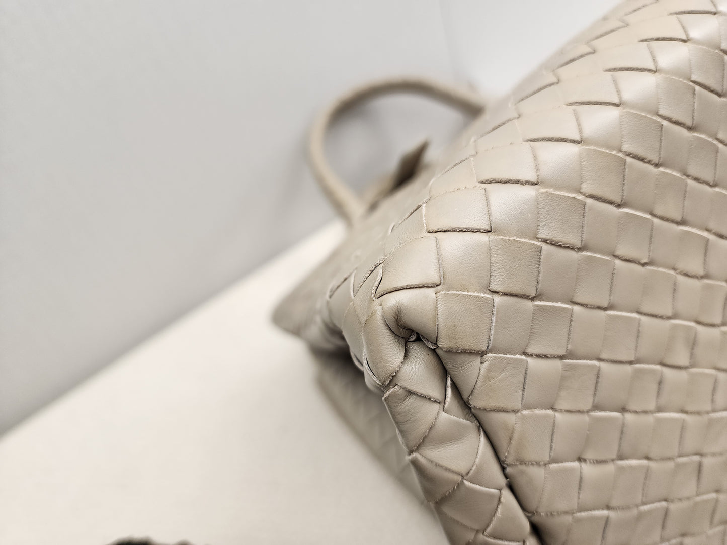 BV Light Grey Intrecciato Roma Bag