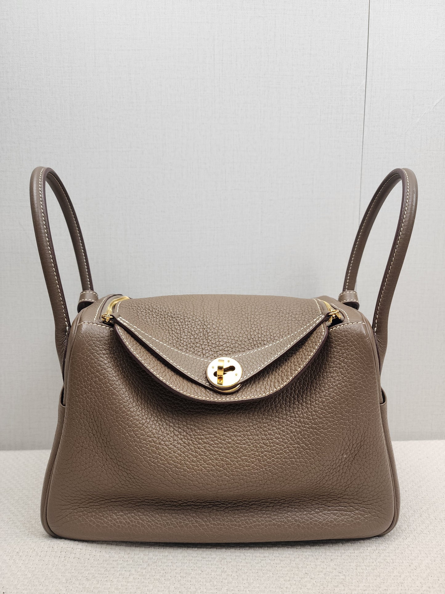 Hermes Etoupe Lindy 26 (GHW)
