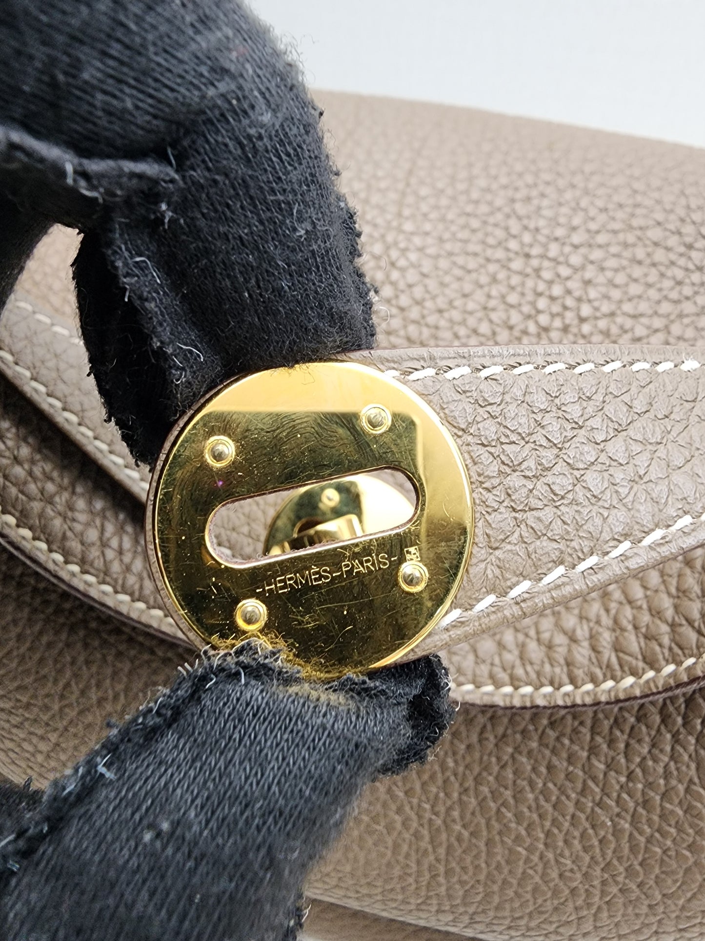 Hermes Etoupe Lindy 26 (GHW)