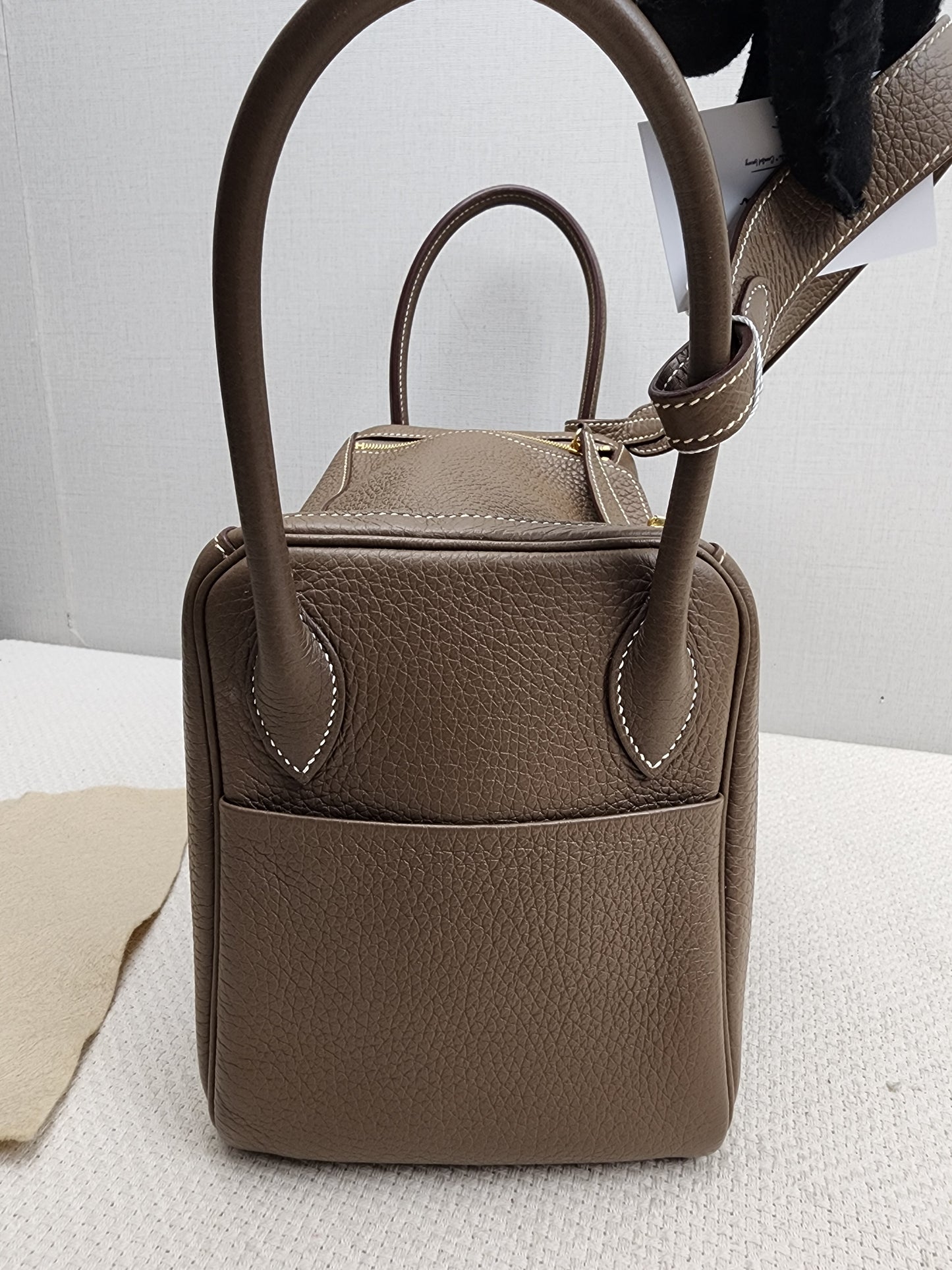 Hermes Etoupe Lindy 26 (GHW)