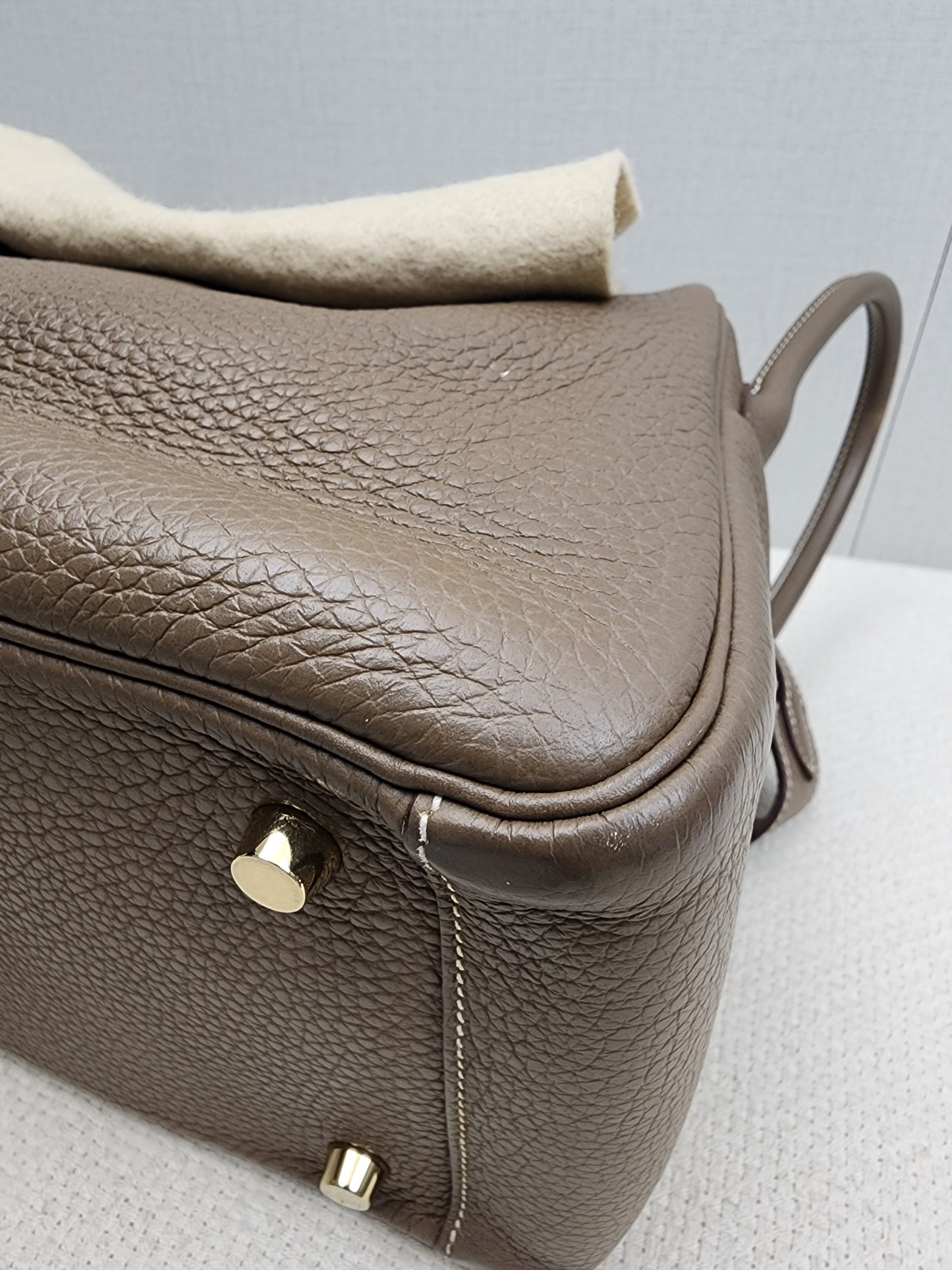 Hermes Etoupe Lindy 26 (GHW)