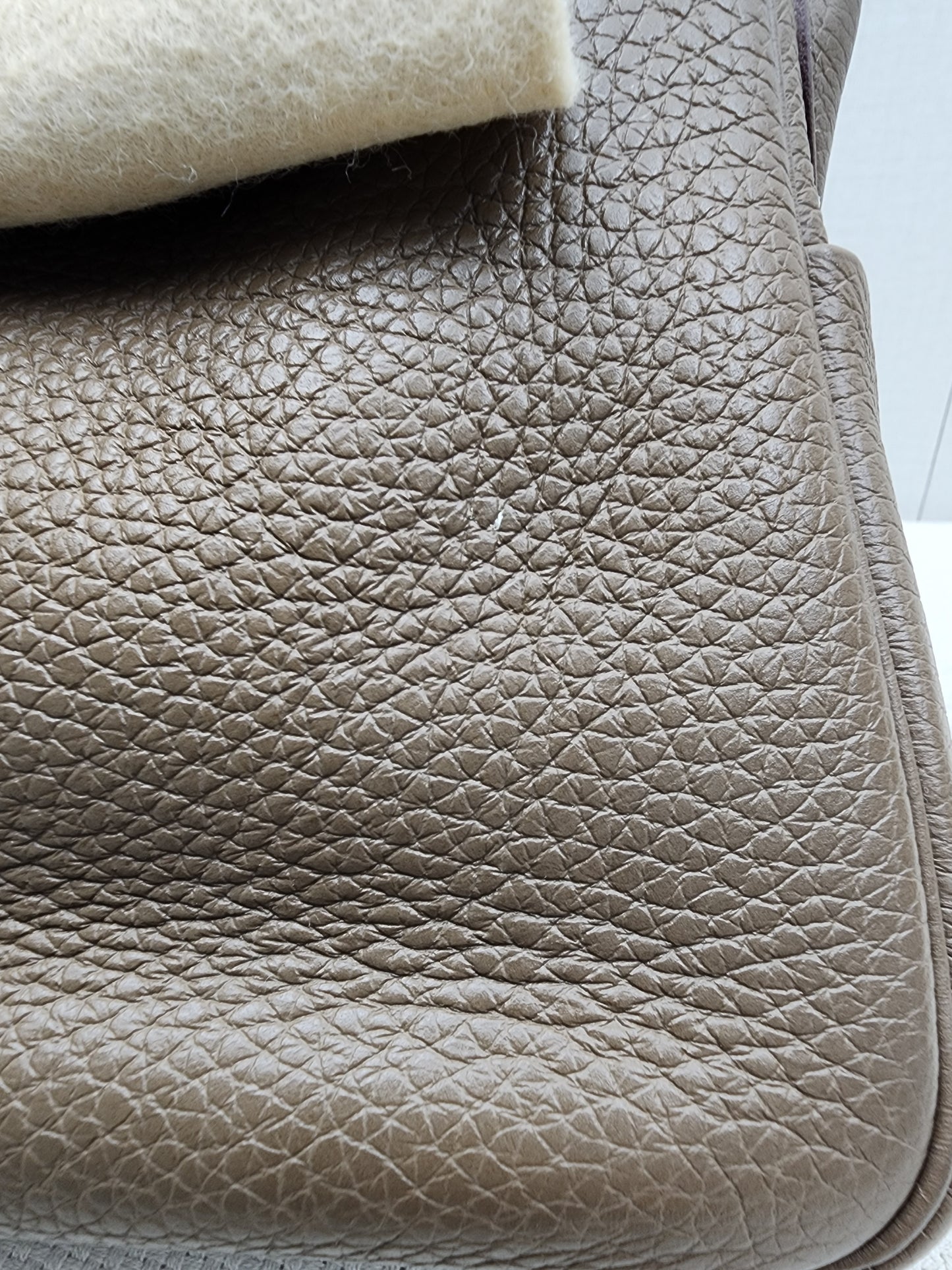 Hermes Etoupe Lindy 26 (GHW)