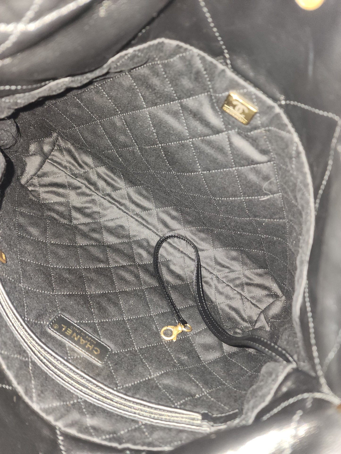 Chanel Black Calfskin Small 22 (GHW)