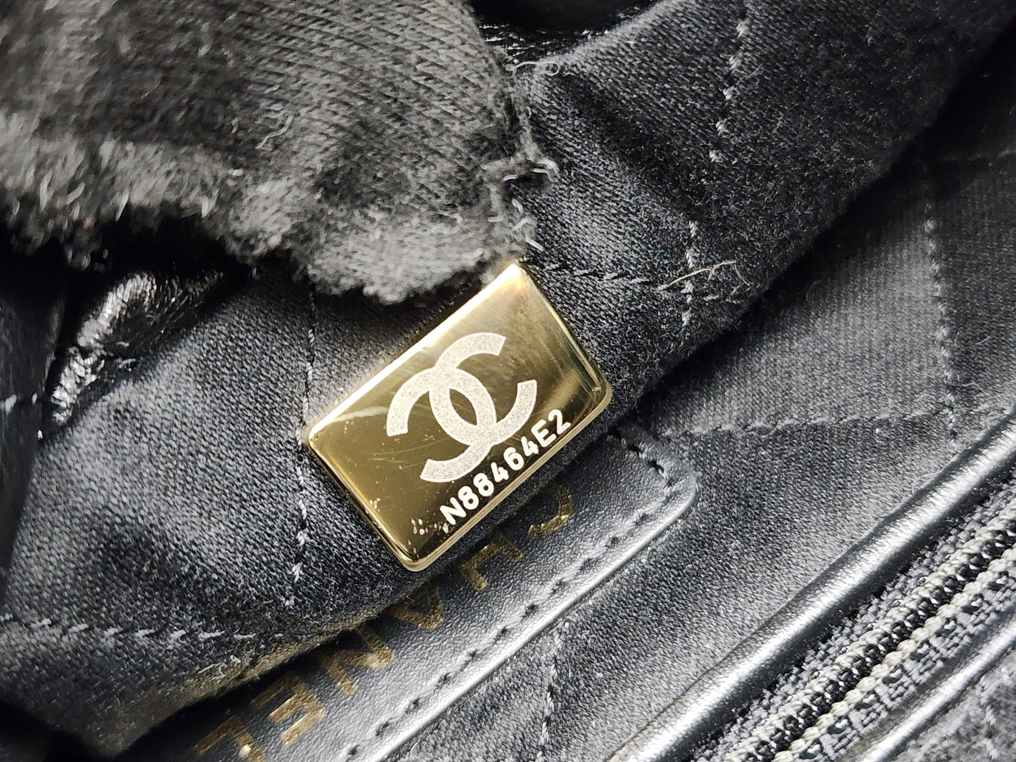 Chanel Black Calfskin Small 22 (GHW)