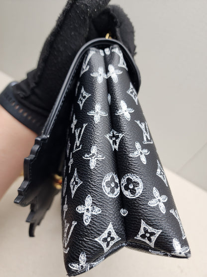 LV Epi Grace Coddington Catgram Shoulder Bag