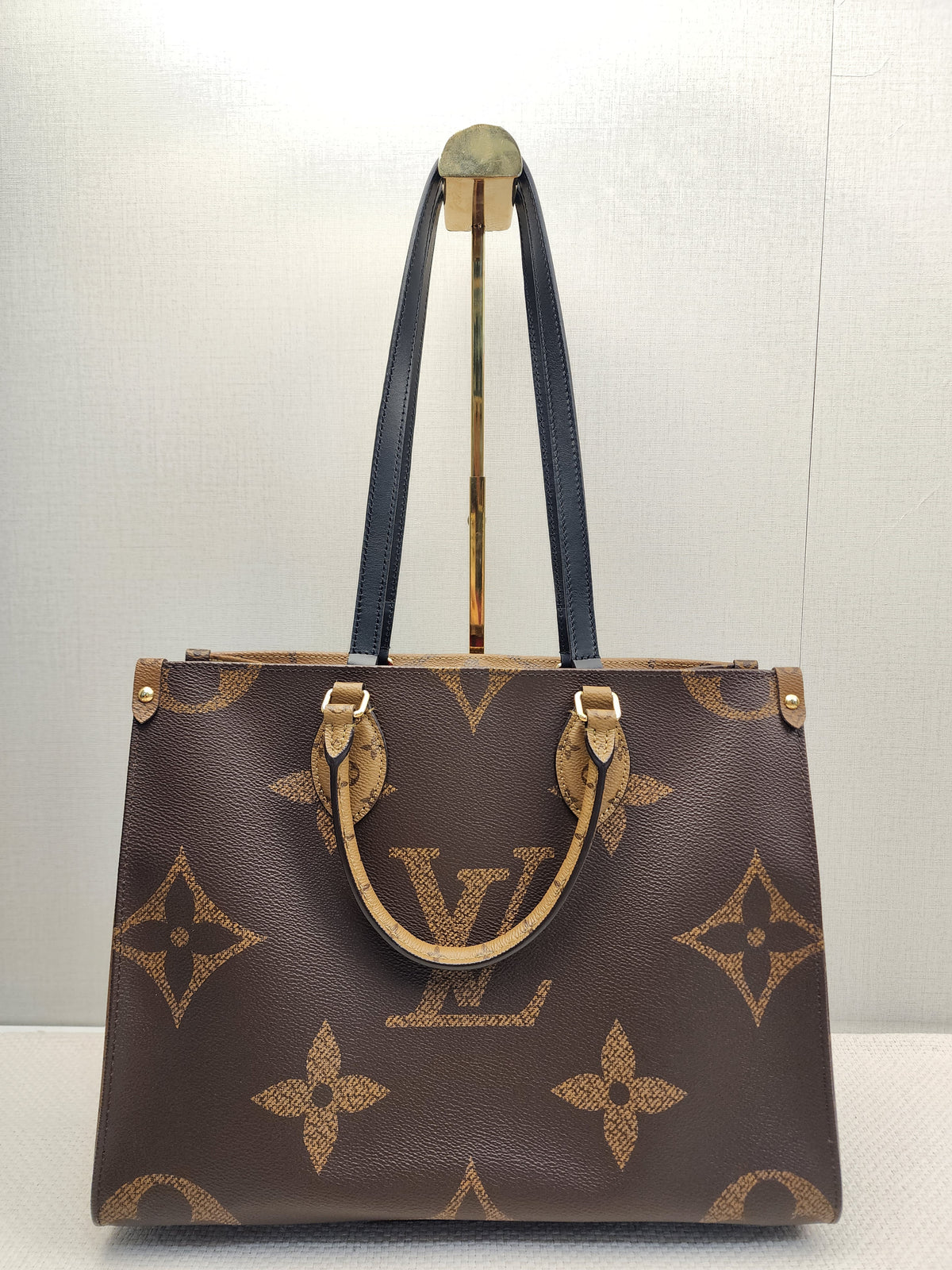 LV Reverse Monogram On The Go MM