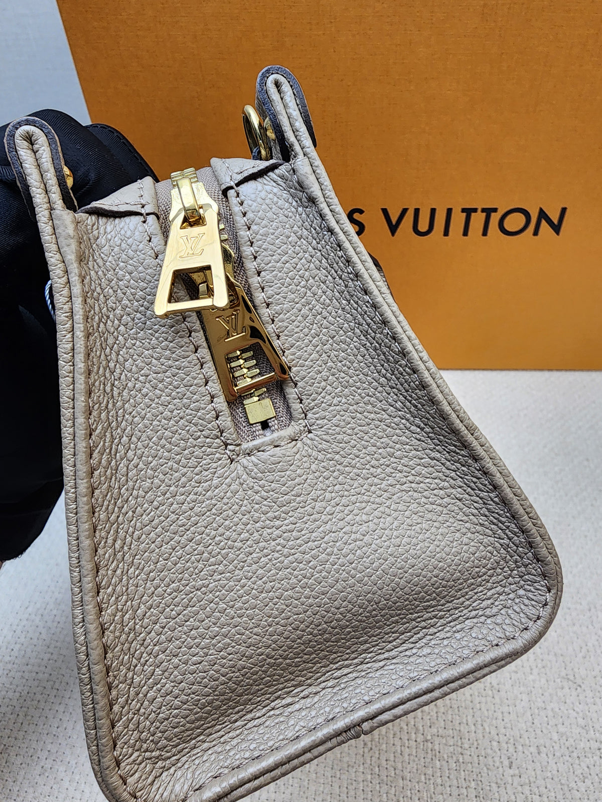 LV Toutrelle / Creme Empreinte On The Go East West
