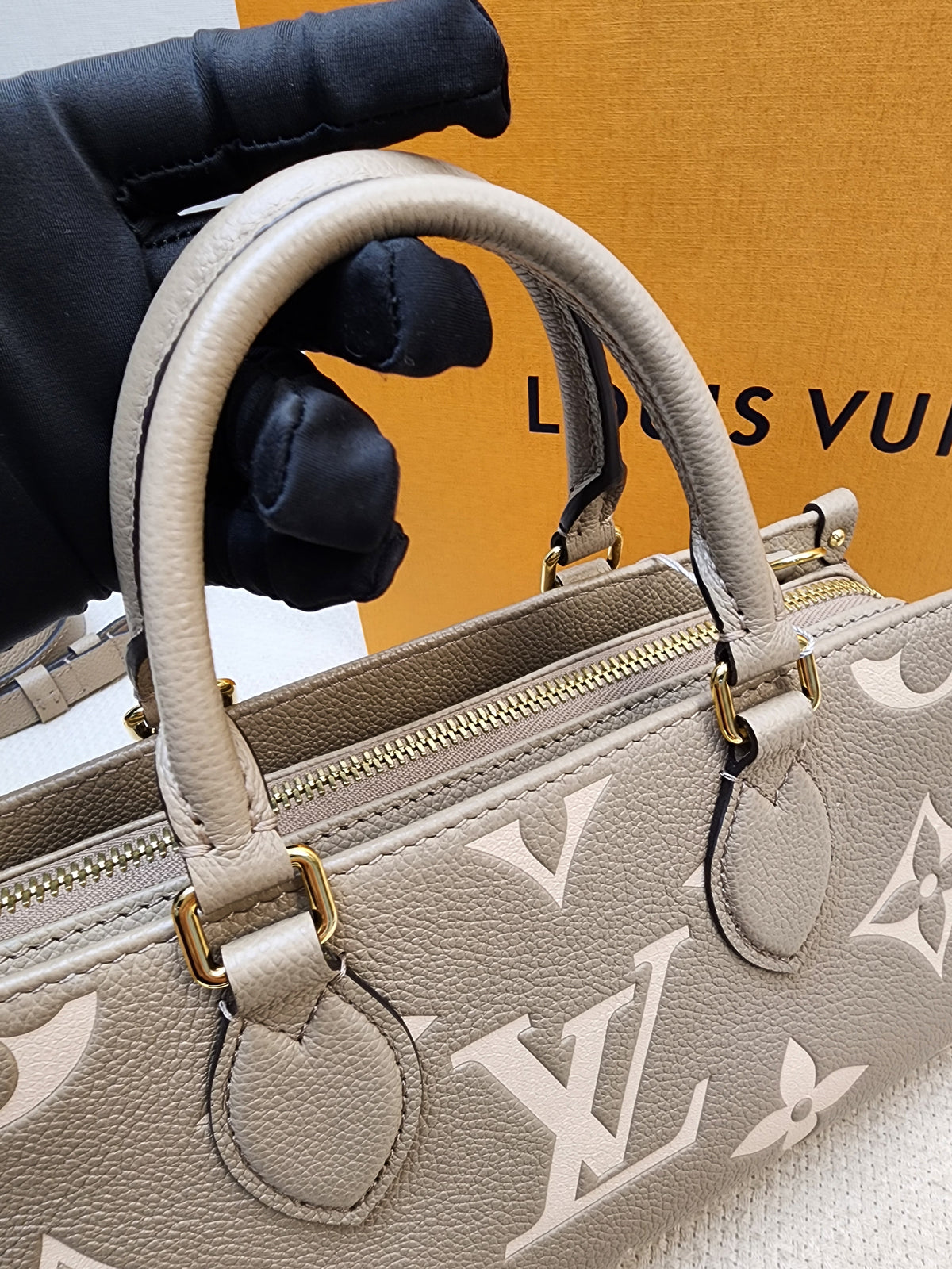 LV Toutrelle / Creme Empreinte On The Go East West
