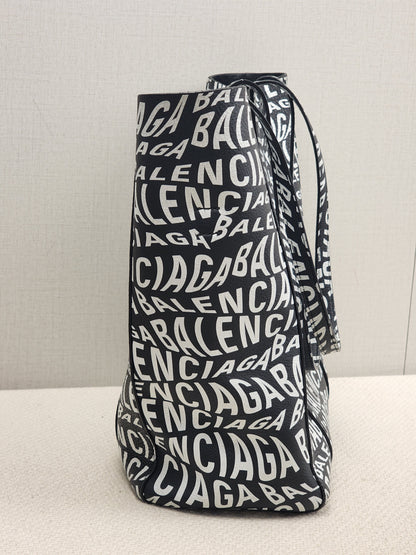 Balenciaga Black X White Everyday Logo Tote (SHW)