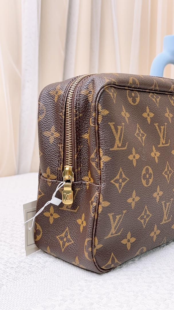 Louis Vuitton Monogram Trousse Toiletry 28 Pouch