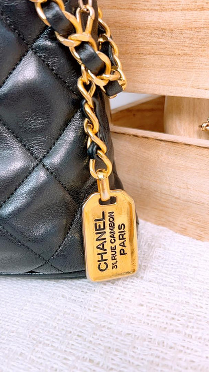 JZA2712
Chanel Black Lambskin Matelasse Chain Shoulder Bag (GHW)