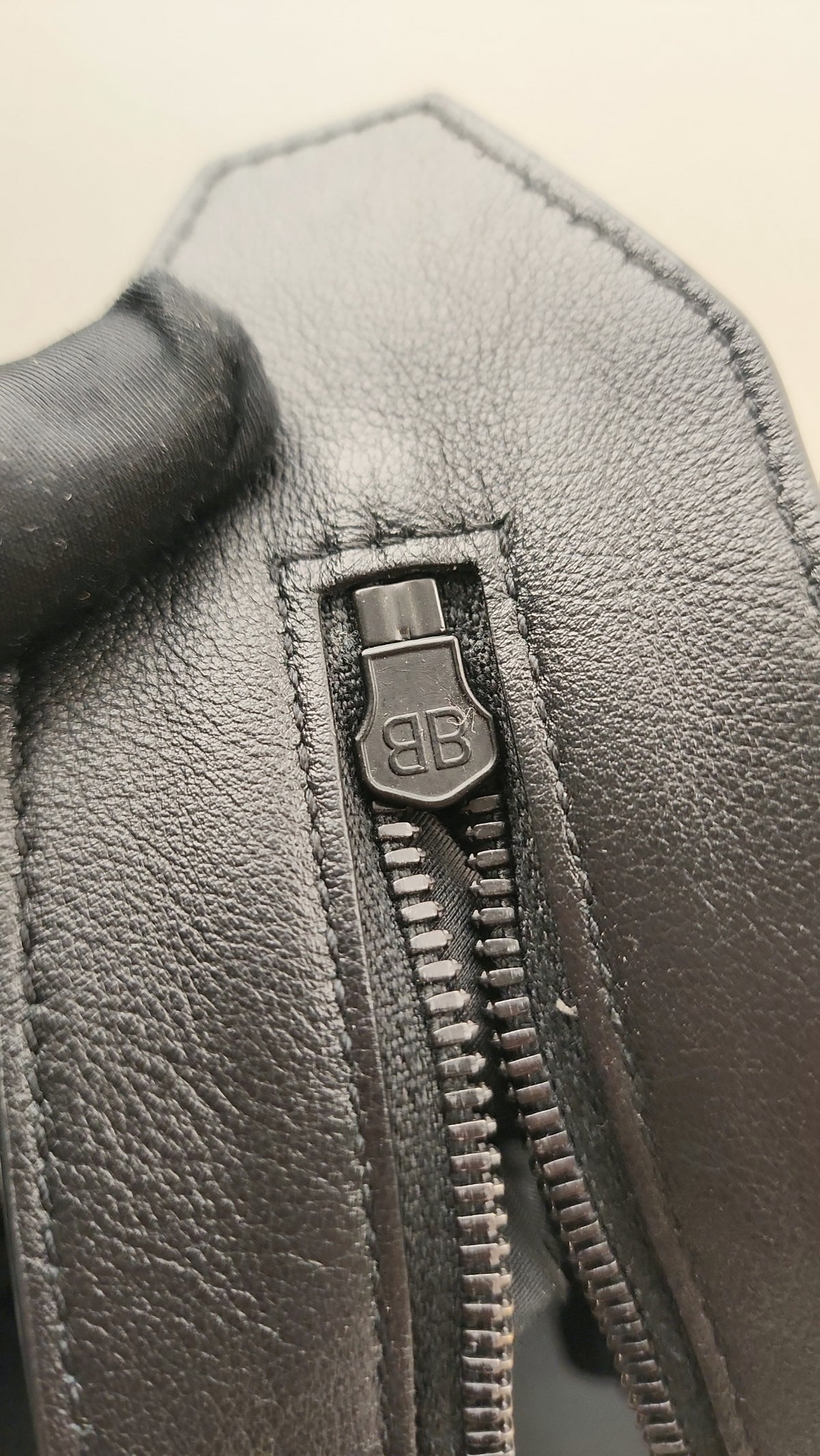 Balenciaga Black Smooth Grained Calfskin Neo Classic City Bag