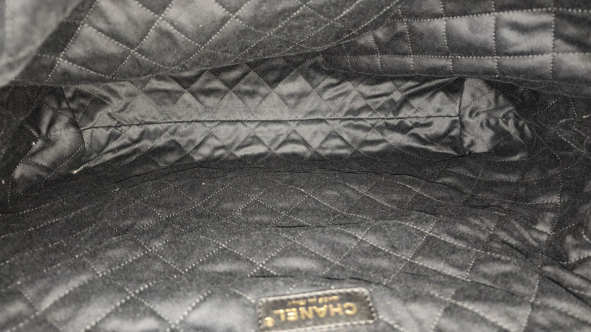 Chanel Black Calfskin Medium 22 (GHW)