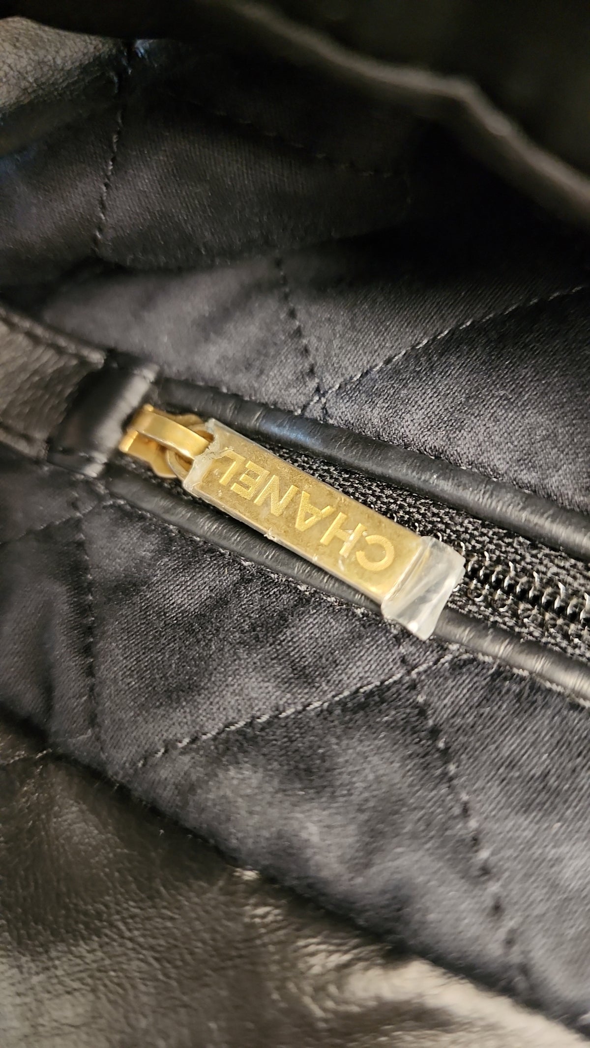 Chanel Black Calfskin Medium 22 (GHW)