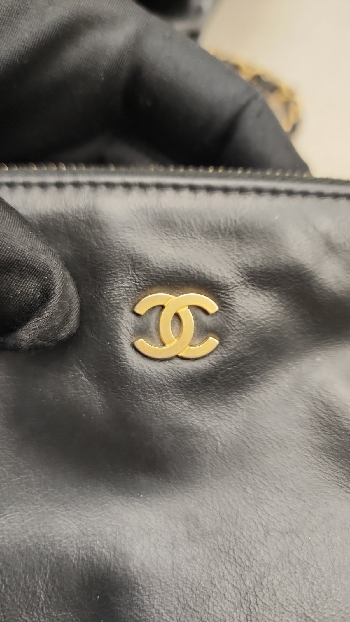 Chanel Black Calfskin Medium 22 (GHW)