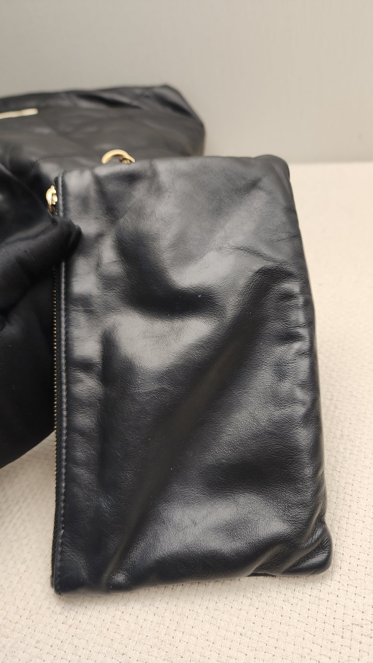 Chanel Black Calfskin Medium 22 (GHW)
