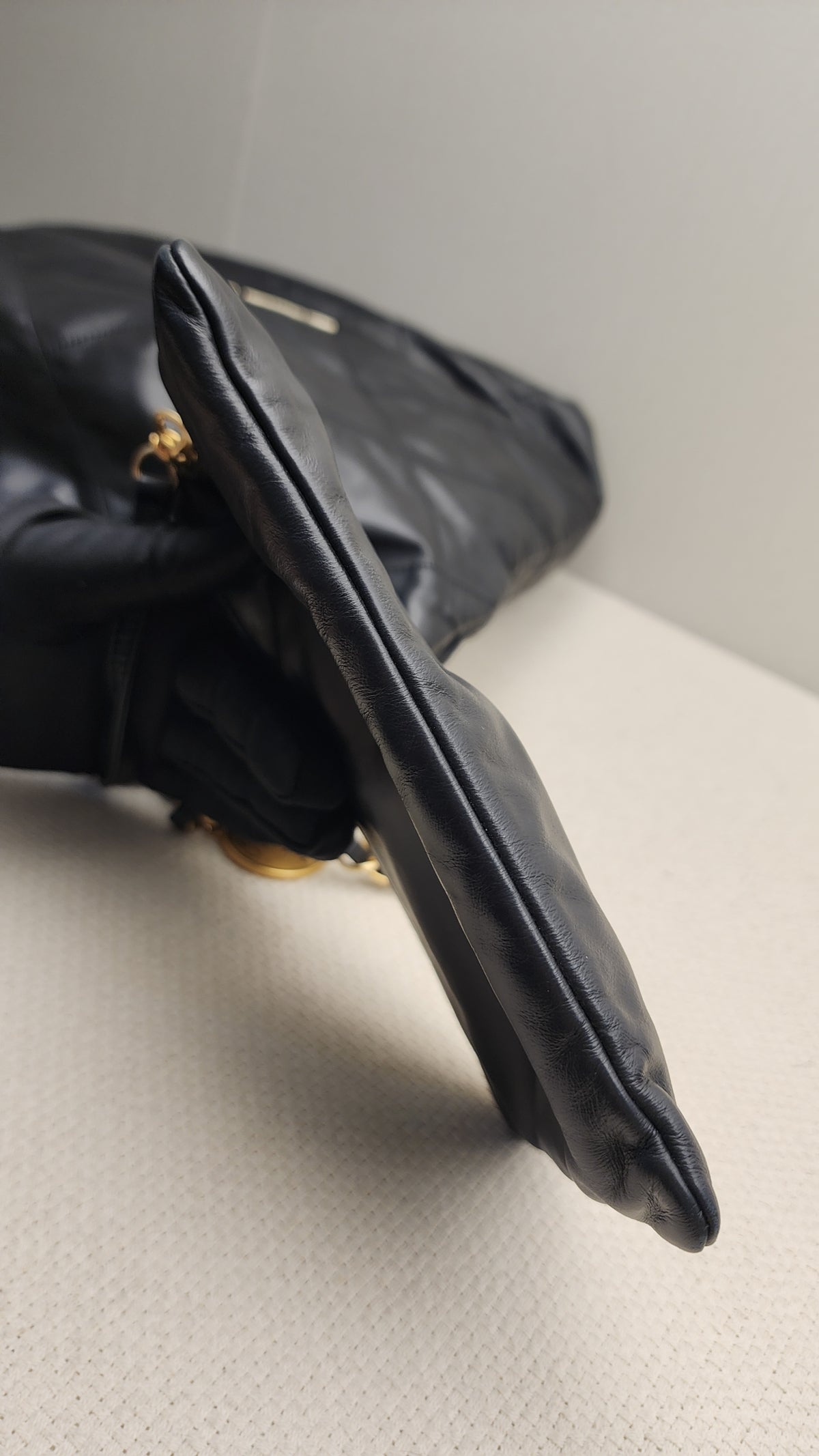 Chanel Black Calfskin Medium 22 (GHW)