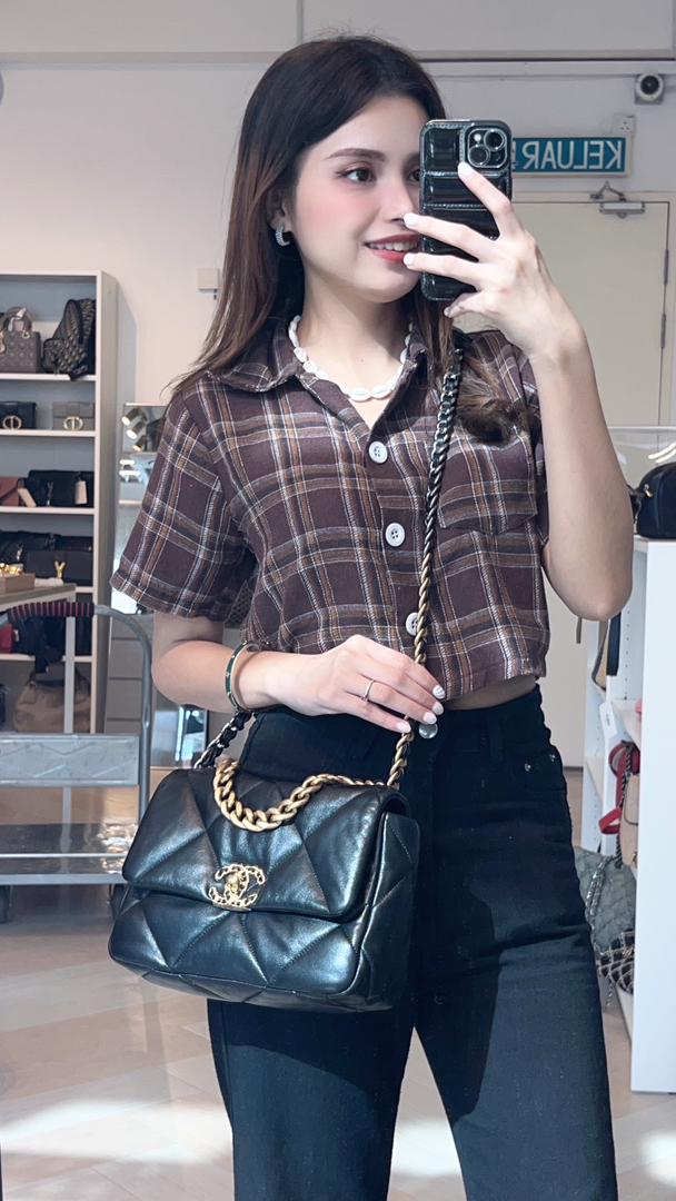 Chanel Black Lambskin Small 19 (GHW)