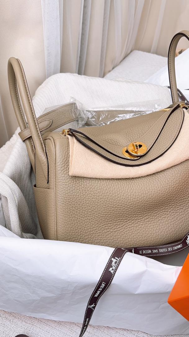 Hermes Beige Marfa Lindy 26 (GHW)