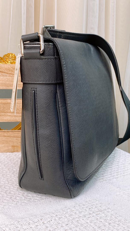LV Taiga Milo Messenger Glacier Bag